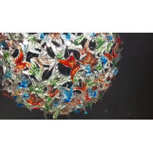 Индивидуальный подвесной светильник с кристаллами в выставочном зале